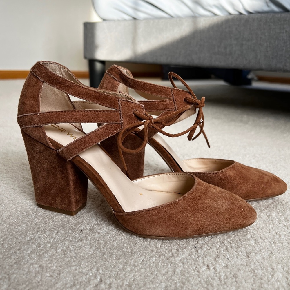 NINE WEST Sabiniano Suede Dark Taupe Front Lace-Up Pumps